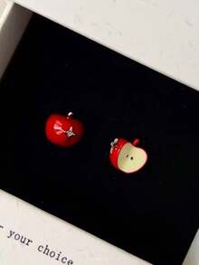 一对简约可爱不对称苹果形耳钉，送给朋友的礼物