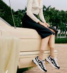 Skechers 新款女子復古緩震厚底甜酷運動老爹鞋 - 黑與白 - 查看 2