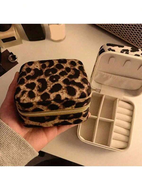 1 pieza Caja de joyería con estampado de leopardo, nuevo estilo, portátil, puede almacenar accesorios, pequeña y elegante, buena para aretes, anillos, collares, también adecuada como accesorio de viaje, excelente para sesiones de fotos de fiesta y festivales