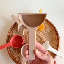 7件套感官游戏盒工具，3D打印量杯套装：1杯、1/2杯、1/4杯、3/4杯、1/3杯、2/3杯，木勺和夹子，适用于蒙特梭利精细动作技能学习，华德福玩具，适合幼儿和儿童角色扮演（不含木盒和大米） - 彩色 - 查看 8