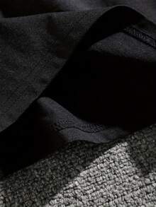 Camiseta de Graduación para Hombres 2026 - Orgulloso de la Familia de un Graduado Dorado y Azul Marino y Estampado de Diploma, Camiseta Casual de Manga Corta y Cuello Redondo para Padres de la Clase de 2026, Atuendos para Fiesta de Graduación - Negro - Ver 6