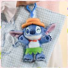 Breloc de pluș Disney Stitch Summer Dance, inspirat de hula, cu fustă din iarbă, coroană Plumeria și lei floral - vibrații tropicale, în pluș moale + lanț metalic. Perfect ca breloc/amulet de geantă pentru fanii Disney.