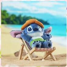 Breloc de pluș Disney Stitch Summer Dance, inspirat de hula, cu fustă din iarbă, coroană Plumeria și lei floral - vibrații tropicale, în pluș moale + lanț metalic. Perfect ca breloc/amulet de geantă pentru fanii Disney.