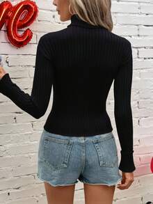 Suéter largo para mujer de manga larga con cuello tipo tortuga, tejido de punto con textura rayada en relieve del mismo tono, tela abrigadora y de excelente calidad, ideal para clima frío o templado, estilo casual y elegante, diseño moderno y femenino, corte holgado con caída cómoda, dobladillo recto que estiliza la figura, perfecto para damas de todas las edades, suéter cómodo para otoño e invierno, combina con jeans, leggins o faldas, disponible en colores neutros de temporada, ropa de moda para mujer , look versátil sofisticado y comodo - Negro - Ver 3