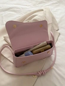 这款时尚简约的包袋采用不对称翻盖设计和可调节肩带，适合购物、携带钱包，尤其适合年轻女性、大学生、年轻职业人士和上班族。它也非常适合办公室、大学校园、工作、商务旅行、通勤、户外旅行和徒步旅行等场合。