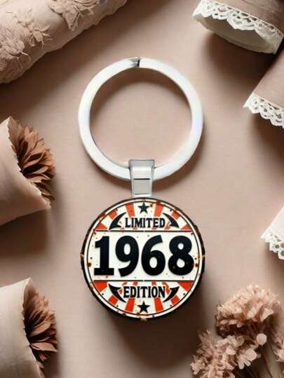 1 Stück 1968 Schlüsselanhänger, geeignet für Tasche und Auto Dekoration, ideales Geschenk für Jahrestag, Feste und besondere Anlässe, Autoaccessoires, süße Gothic Y2K Taschenbänder mit ID-Halter, Autoaccessoires, Taschenanhänger
