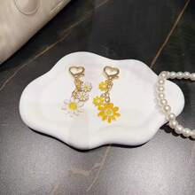 1pc Cartoon Daisy Keychain For Bags And Cars – Cute Daisy Charm Pendant, Lightweight Accessory For Daily Use, Charming Bag Decor And Car Key Holder, Whimsical Floral Accessory, Perfect Gift For Floral Lovers, Durable Keyring Accent, Compact Clip-On Design, Ideal For Backpacks, Purses, Desk Decor, And Travel Essentials - Multicolor - View 3