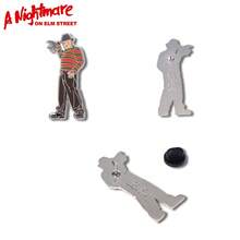 Warner Bros 官方授权恐怖电影珐琅别针套装 1/3 件 Beetlejuice Freddy Jason 胸针锌合金翻领别针适用于夹克背包衣服 DIY 装饰时尚配饰完美的日常穿着必备生日特殊场合的绝佳礼物选择高品质工艺与鲜艳的色彩和复杂的细节为您的服装增添一丝怪异的乐趣非常适合电影爱好者收藏家和经典恐怖喜剧电影的粉丝 - 彩色 - 查看 5