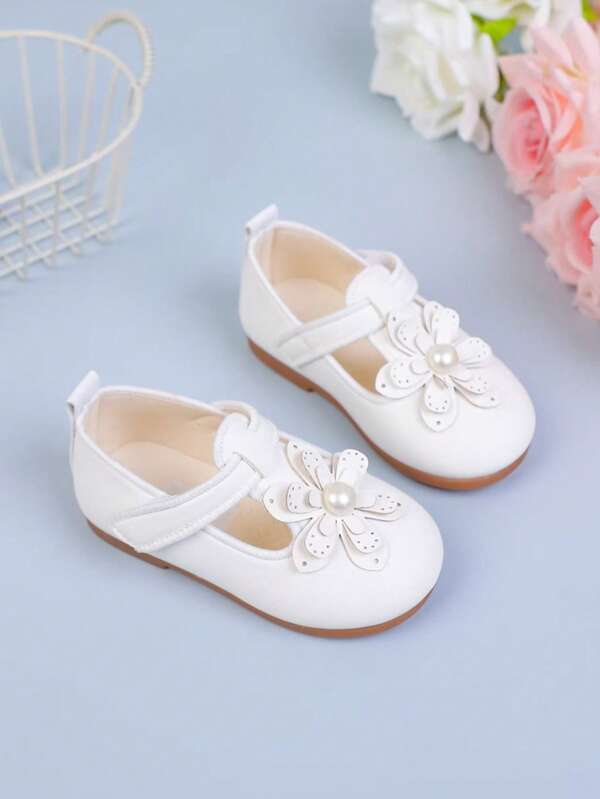 New Girls' Flats. Infant Flats, Baby Princess Shoes. Design Aesthetics - Sweet And Exquisite: 3D Floral Decor With Pearls, Inherent Romantic Atmosphere, Matching Girls' "Little Princess" Dressing Needs, Elevating Outfit Elegance For Daily Outings And Party Performances, Satisfying Parents' Demand For Cute And Graceful Image For Their Children. - Simple And Versatile: Pure White Shoes, Suitable For Various Children's Clothing Styles, Whether Floral Dresses Or Jeans.