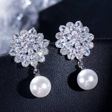 SEQUITO 一对耀眼的方晶锆石花朵吊坠搭配高品质白色仿珍珠无穿孔夹式耳环，适合女士，无穿孔耳孔，婚礼派对珠宝，情人节、妈妈、母亲、母亲节、礼物