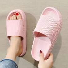 1 par de chanclas de mujer con suela gruesa y diseño de nube, chanclas de playa de verano de EVA con suela suave antideslizante, pantuflas para el baño y el hogar