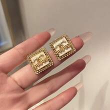 1 pieza Pendientes de botón con inicial dorada de estilo - Pendientes con letra de lujo ligera, minimalista y elegante