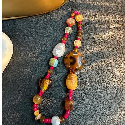 Retro telefoonkoord met kralen en luipaardprint, elegante korte polsband, camerahanger voor dames. Let op: de kleuren van de kralen kunnen licht variëren afhankelijk van de batch.