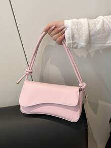 这款时尚简约的包袋采用不对称翻盖设计和可调节肩带，适合购物、携带钱包，尤其适合年轻女性、大学生、年轻职业人士和上班族。它也非常适合办公室、大学校园、工作、商务旅行、通勤、户外旅行和徒步旅行等场合。