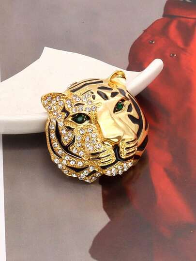 1枚虎头水钻镶嵌胸针，男士个性独特配饰，适合搭配西装、服装、包包、办公用品，是圣诞礼物、男士礼物或包包别针的理想之选。
