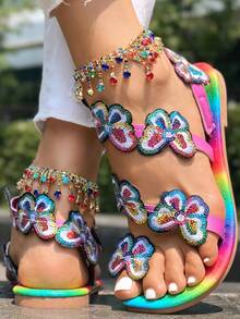 Sandalias planas con diseño floral y anilla para el dedo del pie, con bordado de mariposas arcoíris y lentejuelas en contraste, estilo europeo y americano, ideales para San Valentín, informales, para playa y viajes, con brillantes y brillantes. - flores impresas - Ver 4