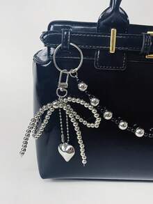 قطعتان من سحر الحقيبة بشكل فيونكة فضية، سلسلة حقيبة من اللؤلؤ الاصطناعي، قلادة محفظة، ديكور حقيبة اليد، سلسلة مفاتيح محفظة، اكسسوارات حقيبة، سحر حقيبة يد مصمم جميل، ديكور حقيبة DIY، مناسب لحقائب Bogg - الأسود - مشاهدة 3