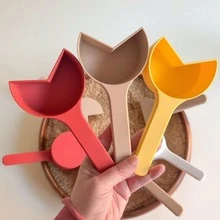 7件套感官游戏盒工具，3D打印量杯套装：1杯、1/2杯、1/4杯、3/4杯、1/3杯、2/3杯，木勺和夹子，适用于蒙特梭利精细动作技能学习，华德福玩具，适合幼儿和儿童角色扮演（不含木盒和大米） - 彩色 - 查看 2