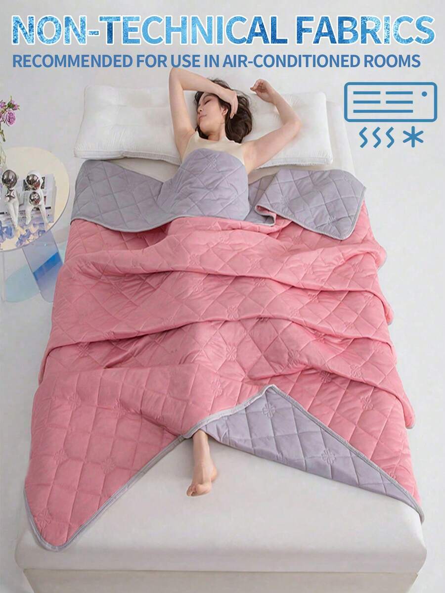 1 件纯色凉毯，采用菱形网格和花卉印花图案，简约时尚/凉感面料/绗缝加固边缘/为怕热人群提供凉爽舒适的触感，可机洗，轻便易携，适用于卧室、办公室、客厅、沙发等场所。