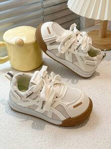 1 双返校休闲时尚运动儿童鞋，网眼面料和 PU 拼接鞋面，撞色设计，方便系带闭合，柔软舒适轻便，适合室内、户外、旅行、度假场合