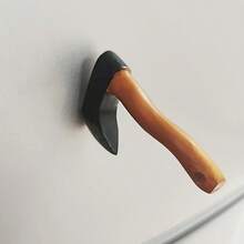 1 Stück humorvoller Messer-Magnetsaufkleber für den Kühlschrank, 3D-Fun Axt-Kühlschrankmagnet, Gott-Schwert Dekoration, mit starker Magnetkraft und nicht leicht herunterfallend, geeignet für Zuhause, Büro, Kühlschrank, Schloss, Schrankeisen-Oberfläche, einzigartiges kreatives Geschenk, perfekt als Geschenk für Verwandte und Freunde