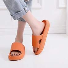 1 par de sandalias/chanclas para mujer con suela gruesa tipo nube, de EVA suave para playa, antideslizante para baño y uso en el hogar