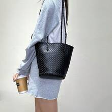 Women Shoulder Bags - 黑色 - 查看 1