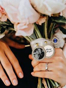 1件定制婚礼“蓝色之物”照片纪念吊坠，可系于新娘捧花上，作为婚礼或新娘送礼会的礼物，纪念挚爱之人，胸花，个性化婚礼新娘捧花吊坠 - 照片吊坠，定制新娘纪念吊坠，送给新娘的“蓝色之物”礼物，个性化捧花吊坠，女士发饰 - 彩色 - 查看 17
