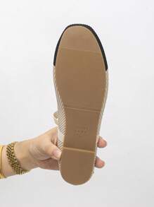 一双透气舒适的女士针织平底鞋，采用多孔针织鞋面设计，有效保持双脚干爽，适合四季穿着。可搭配阔腿裤、裙子等单品，日常休闲或通勤皆宜。无论是作为礼物送给自己还是家人，都能收获意想不到的惊喜。