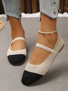 一双透气舒适的女士针织平底鞋，采用多孔针织鞋面设计，有效保持双脚干爽，适合四季穿着。可搭配阔腿裤、裙子等单品，日常休闲或通勤皆宜。无论是作为礼物送给自己还是家人，都能收获意想不到的惊喜。