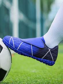 زوج واحد من أحذية كرة القدم للأطفال من جلد البولي يوريثان المقاوم للصدأ مع حماية من الانزلاق والرضوض ، أحذية رياضية للأطفال مناسبة للاستخدام اليومي في جميع الفصول