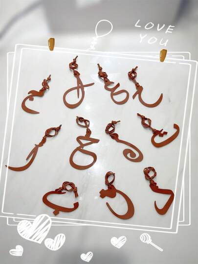 1件装纯色PU材质，时尚优雅，简约百搭，趣味十足的阿拉伯字母、数字图案、字符造型，可作背包、单肩包、斜挎包、手提包、托特包、腋下包、化妆包、其他收纳包、挂件、车挂件、钥匙扣、裤腰挂件、行李箱挂件、身份识别挂件等。适合情侣、女友、学生、男女皆宜，可用于通勤、日常约会、度假、旅行和商务出差等场合。也适合男士，作为节日礼物、送给女友、母亲的礼物、小礼物、生日礼物等。