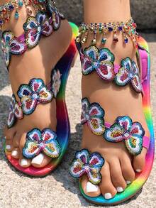 Sandalias planas con diseño floral y anilla para el dedo del pie, con bordado de mariposas arcoíris y lentejuelas en contraste, estilo europeo y americano, ideales para San Valentín, informales, para playa y viajes, con brillantes y brillantes. - flores impresas - Ver 10