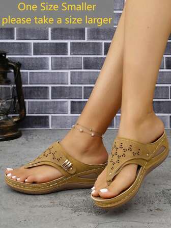 Sandalias de plataforma tipo cuña de estilo bohemio para el verano, con hebilla de metal con decoración de flor hueca, tipo chanclas deslizables, cómodas sandalias casuales para mujer. Talla pequeña/ancha, por favor pida una talla talla grande grande.