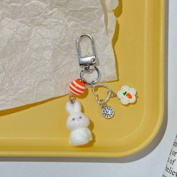 1 pièce de porte-clés de femme en peluche avec petit lapin blanc et carotte fleur ronde en perle, accessoires de pendentif de sac à dos et casque mignons