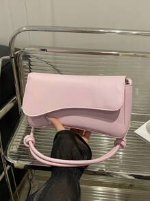 这款时尚简约的包袋采用不对称翻盖设计和可调节肩带，适合购物、携带钱包，尤其适合年轻女性、大学生、年轻职业人士和上班族。它也非常适合办公室、大学校园、工作、商务旅行、通勤、户外旅行和徒步旅行等场合。