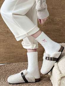 2/4 pares de calcetines de mujer tipo tripulación blancos y rosas con textura esponjosa, con diseño de lazo, cálidos y suaves, apropiados para otoño e invierno, colores aleatorios