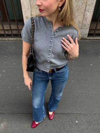 Vivid Style 夏秋新款短袖针织衫，休闲修身，通勤优雅，灰色小纽扣开衫设计，圣诞节、圣诞毛衣、新年、新年装扮、新年服饰、新年服装