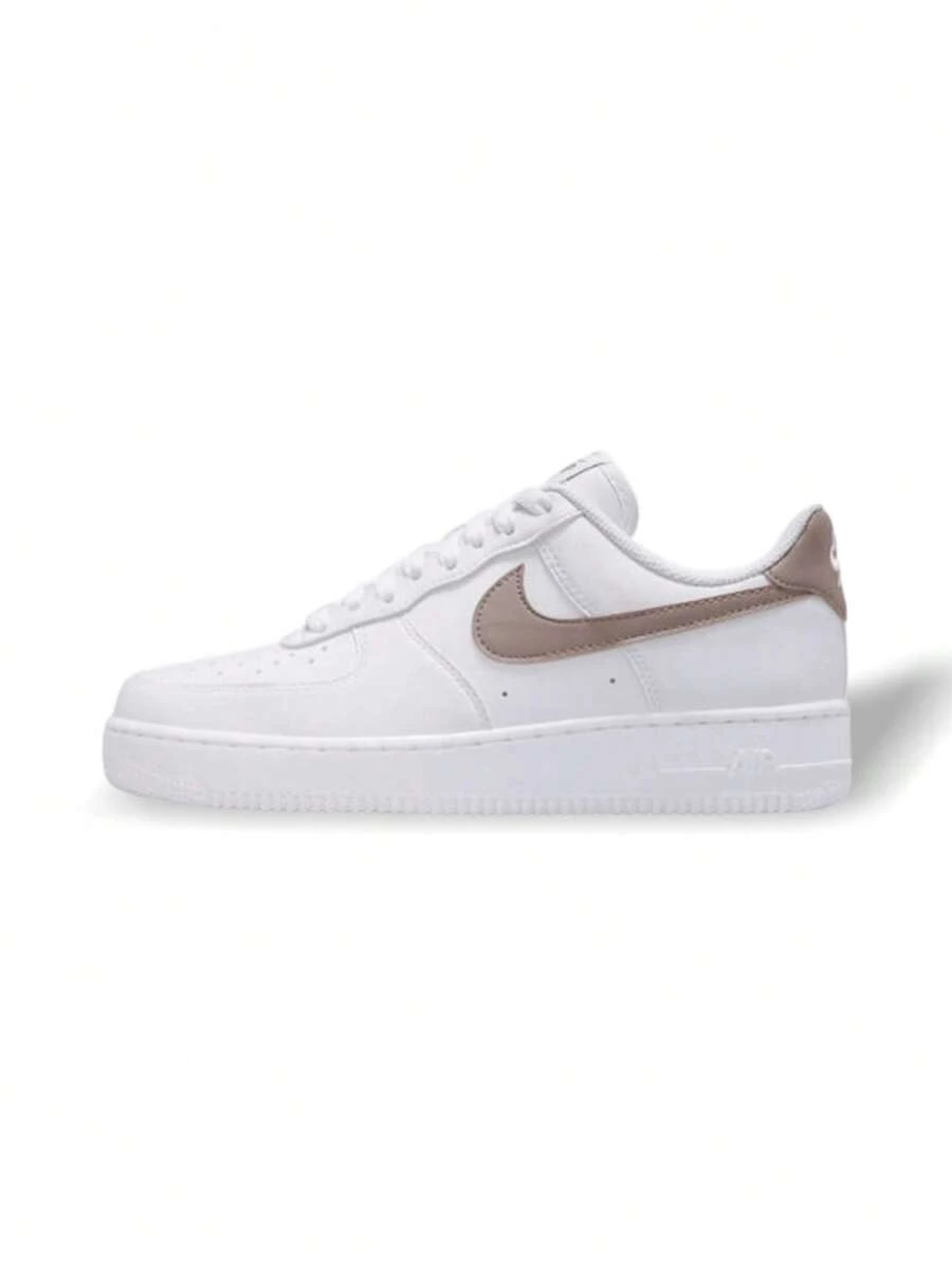 Nike Zapatillas Air Force 1 '07 para hombre/mujer, de piel premium con acentos de color audaz, comodidad todo el día dentro y fuera de la cancha, DC9486-108