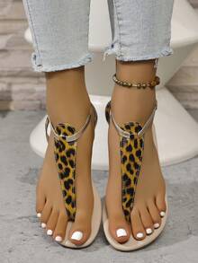 1 双女士时尚休闲人字拖，带趾带和搭扣设计，简约风格确保舒适，适合日常穿着，春夏季时尚平底凉鞋