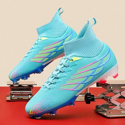 全新男士足球鞋一双，推荐用于学校、比赛、训练，高帮设计，长/短鞋钉可选，防滑，成人和女士均适用。