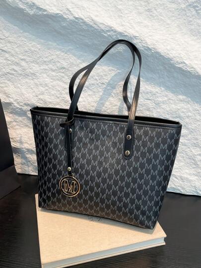 1 pieza Bolso de mano de mujer de gran capacidad con decoración de letra floral vintage en metal y PU, (Colgante de metal al azar, no fijo a la izquierda/derecha)