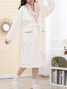 1pc Women's Floral Lace Trim Hooded Robe, Cute & Versatile - White Lace Bathrobe - View 2