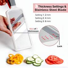 多功能手持式曼陀林切片机，带食物架 - 可调节不锈钢刀片，握感舒适，功能齐全，可用洗碗机清洗，易于清洁 - 是快速精确切片水果和蔬菜的理想选择，尤其适合切土豆、柠檬等 - 厨房必备小工具，简单方便