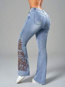 Women's Casual Flared Jeans With Embroidery Patterns, Frayed Hems, And Fringed Hems. Women's High-Waisted Flared Pants With Unique Embroidery Design And Fashionable Fringed Hems, Fully Showing The Charm Of Elegant Long Legs. Women's Casual Pants. Blended Material 75% Cotton, 23% Polyester. The Trouser Legs Are Straight Flared Pants, With Embroidery On The Trouser Legs, The Fabric Is Blue, With A Washed And Distressed Style, A Total Of Four Pockets, The Placket Is A Button And Zipper, And There Is No Belt. - 淺色水洗藍 - 查看 1