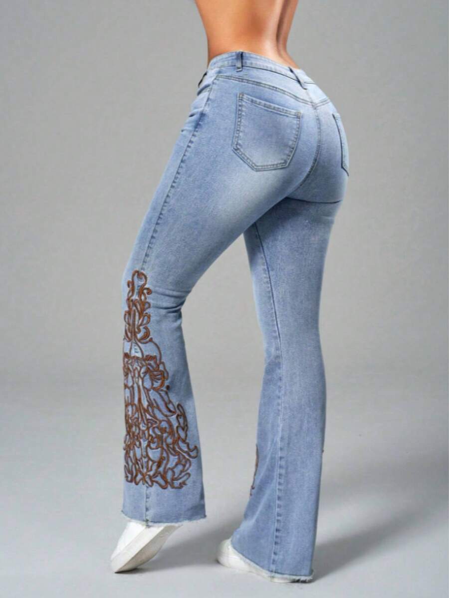 Women's Casual Flared Jeans With Embroidery Patterns, Frayed Hems, And Fringed Hems. Women's High-Waisted Flared Pants With Unique Embroidery Design And Fashionable Fringed Hems, Fully Showing The Charm Of Elegant Long Legs. Women's Casual Pants. Blended Material 75% Cotton, 23% Polyester. The Trouser Legs Are Straight Flared Pants, With Embroidery On The Trouser Legs, The Fabric Is Blue, With A Washed And Distressed Style, A Total Of Four Pockets, The Placket Is A Button And Zipper, And There Is No Belt. - 淺色水洗藍 - 查看 1