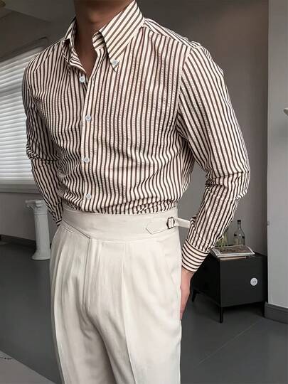 男士时尚翻领条纹褶皱纹理面料轻盈涤纶宽松长袖衬衫，复古简约风格，适合休闲外出、居家、通勤等场合。