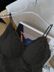 性感蕾丝 V 领加垫吊带背心优雅短款上衣，修身收腰，露背美观