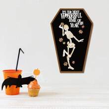 万圣节骷髅棺材壁挂吊坠 - 木质吊坠，饰有“这是最好的时光”图案，搭配落叶和骷髅舞主题，是家居装饰、节日派对或万圣节爱好者的独特礼物的完美之选。万圣节装饰