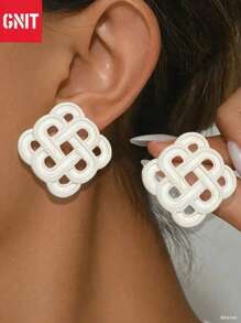 GNIT Une paire de nouvelles boucles d'oreilles rondes à motifs pour femmes, belles et asymétriques carrées, design de niche élégant rétro 2025, boucles d'oreilles élégantes et douces, texture plissée élégante de haute qualité pour femmes, bijoux petits et frais, cadeau parfait pour les femmes